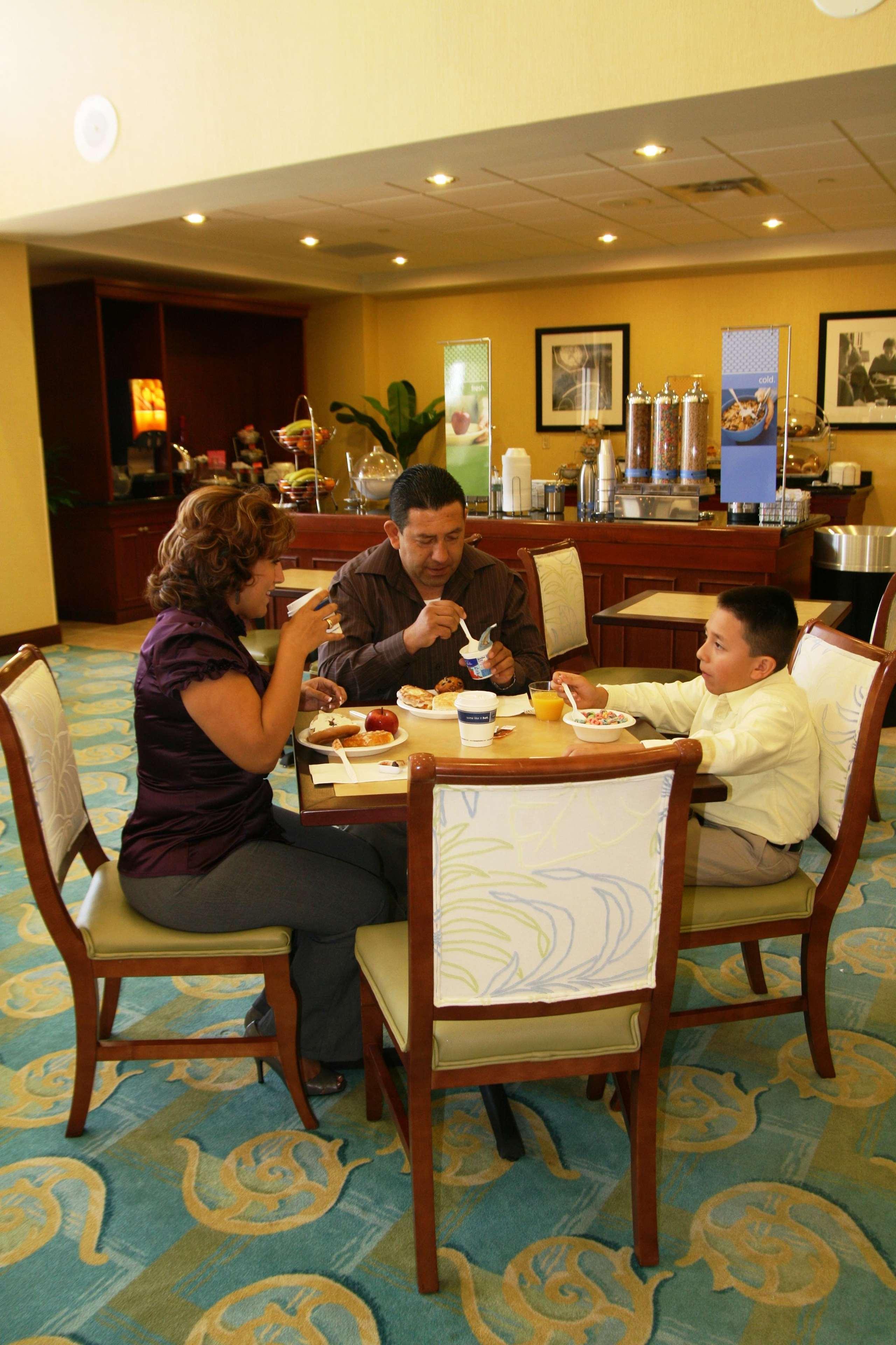 Hampton Inn & Suites Fort Myers-Colonial Boulevard Ресторан фото