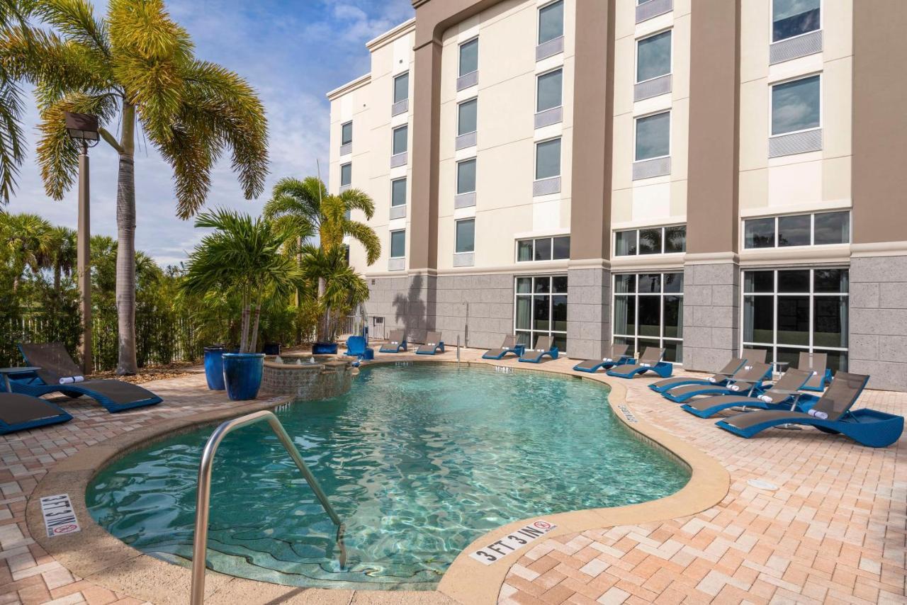 Hampton Inn & Suites Fort Myers-Colonial Boulevard Екстер'єр фото
